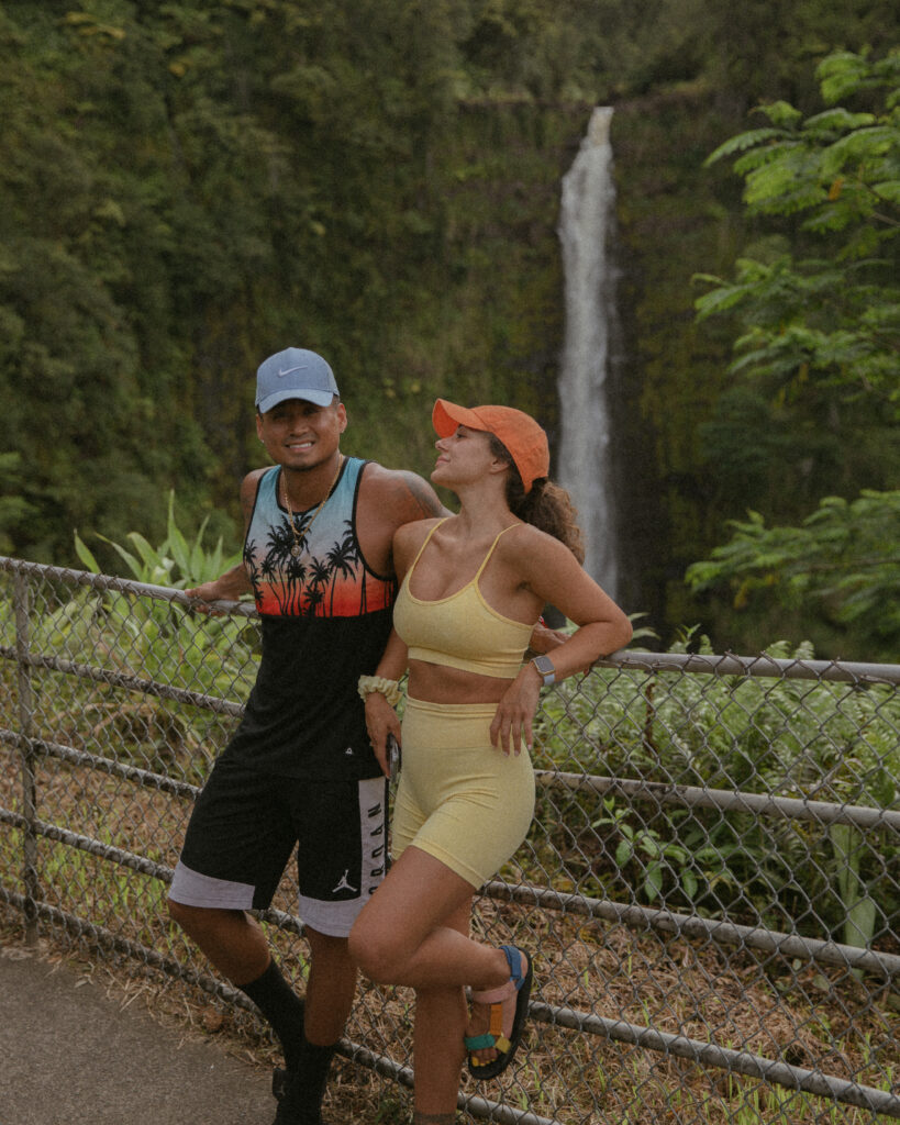 akaka falls couple travel hawaii