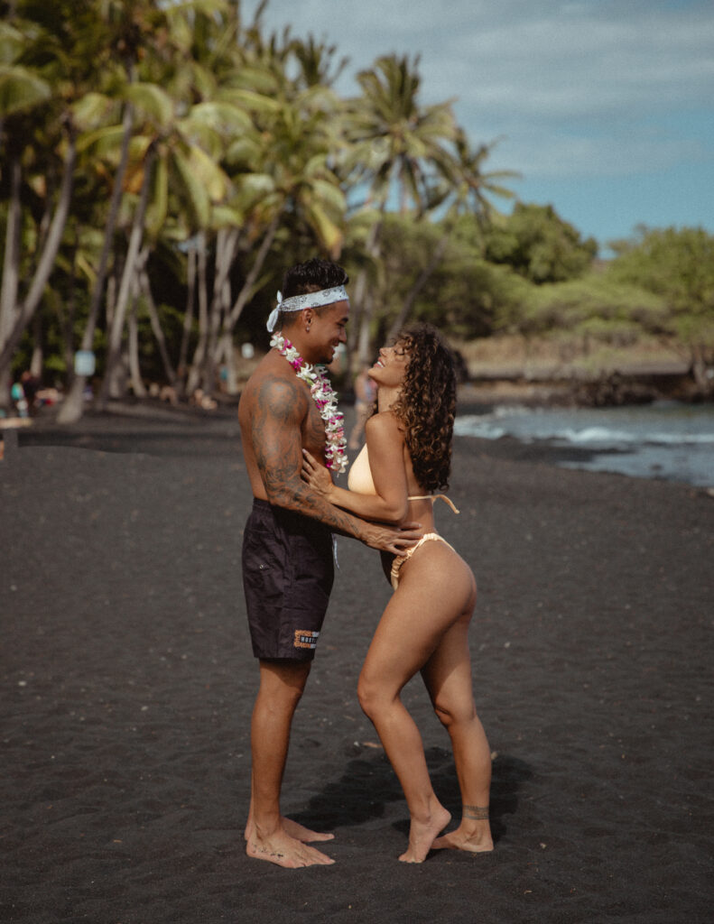 couples travel black sand beach hawaii 