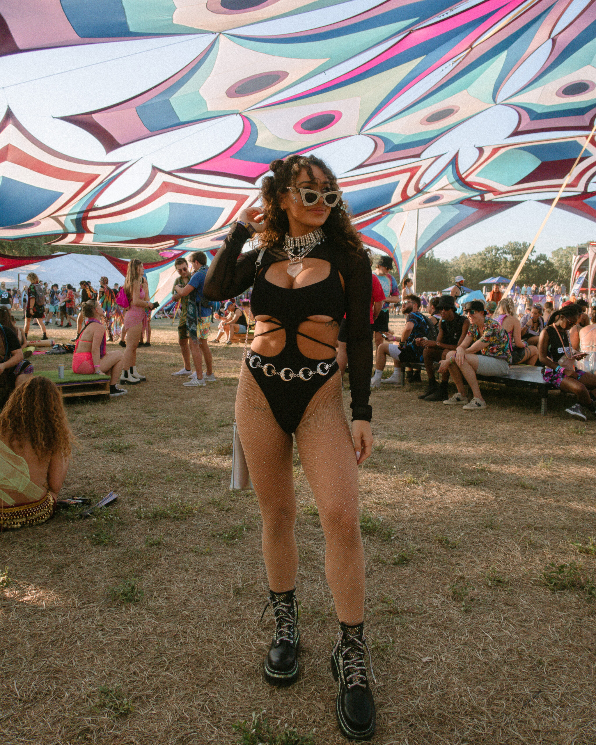 black outfit rave raver girl chain belt grunge fashion sunset music festival 2022 outfit ideas boho western music festival brown burning man etc orlando idclv rave outfit inspo inspiration ideas